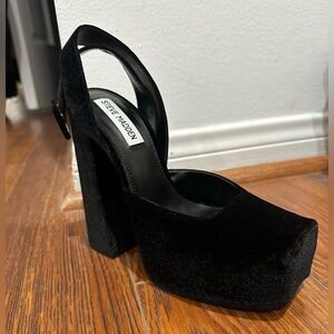 STEVE MADDEN Monica black velvet heels